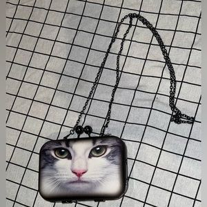 Cat clutch with chain strap